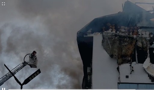 Prahova - Incendiu la un hotel din Tătărani/ Echipele de intervenţie verifică dacă sunt persoane în interiorul clădirii - FOTO, VIDEO