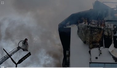 Anchetă a Poliţiei şi a procurorilor privind cauzele incendiului de la hotelul din Tătărani, Prahova/ A fost solicitată şi prezenţa unor experţi de la INSEMEX Petroşani