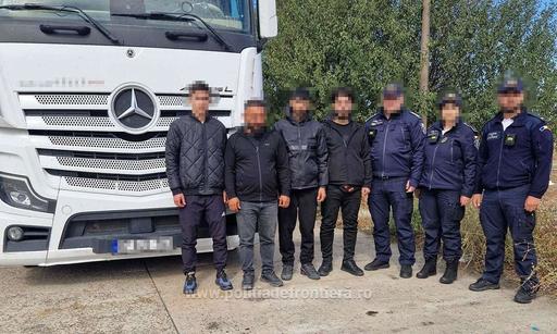Nouă irakieni, descoperiţi ascunşi în rezervoarele modificate a trei camioane / Unul dintre şoferi a oferit unui poliţist de frontieră mită 480 euro
