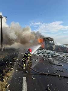 Mehedinţi: Două camioane şi un autoturism, implicate în accident rutier pe DN 56 A / Toate vehiculele au luat foc – FOTO

