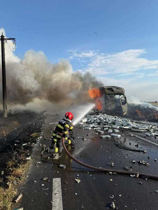 Mehedinţi: Două camioane şi un autoturism, implicate în accident rutier pe DN 56 A / Toate vehiculele au luat foc – FOTO

