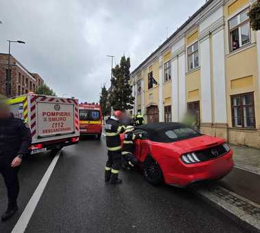 Copil de 12 ani, rănit grav după ce a fost lovit de un autoturism care a intrat pe contrasens şi a ajuns pe trotuar, la Cluj-Napoca/ El a fost intubat şi transportat la spital, inconştient - FOTO