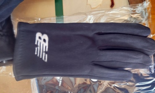 Mii de perechi de mănuşi şi echipamente sportive, în valoare totală de 1,4 milioane de lei, susceptibile a fi contrafăcute, descoperite de poliţiştii de frontieră în PTF Isaccea şi în Portul Constanţa