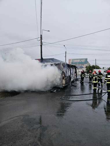 Brăila: Incendiu la un autobuz pentru transportul muncitorilor/ Nu sunt victime/ Traficul, blocat pe un sens