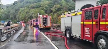 UPDATE - Vâlcea: Incendiu la chiliile Mănăstirii Cozia Veche/ Traficul pe DN 7, oprit/ Incendiul, care s-a manifestat la acoperiş, a fost stins - FOTO