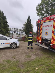 Bărbat surprins de un mal de pământ, în timp ce săpa o groapă într-un cimitir din judeţul Botoşani / A fost scos de pompieri
