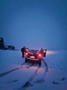 Cinci persoane surprinse de zăpadă în Parâng, ajutate de jandarmii montani / Maşinile au rămas înzăpezite