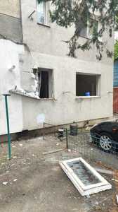 UPDATE - Constanţa: Explozie la parterul unui bloc de garsoniere din Murfatlar. Un bărbat a fost transportat la spital /Garsonira şi uşile altor două apartamente au fost afectate - FOTO
