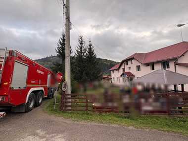 Suceava: Incendiu într-o cameră a unui centru de reabilitare pentru adulţi cu dizabilităţi / Cele 27 de persoane aflate în clădire au fost evacuate / Un bărbat a suferit un atac de panică / Au ars salteaua, lenjeria şi perna din cameră - FOTO

