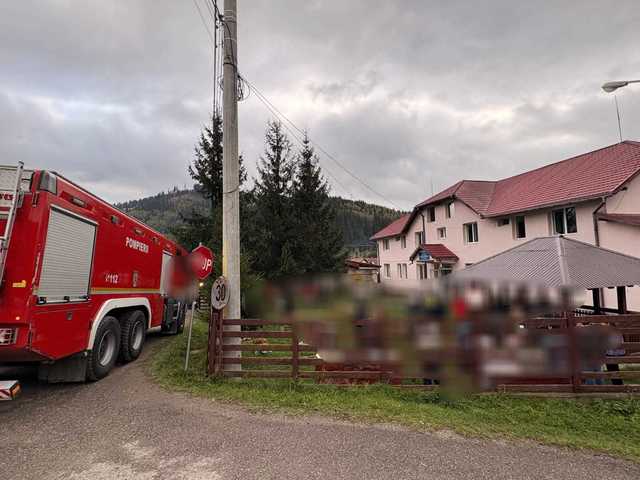 Suceava: Incendiu într-o cameră a unui centru de reabilitare pentru adulţi cu dizabilităţi / Cele 27 de persoane aflate în clădire au fost evacuate / Un bărbat a suferit un atac de panică / Au ars salteaua, lenjeria şi perna din cameră – FOTO