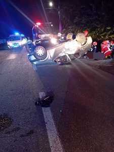 Accident în judeţul Neamţ, provocat de un şofer cu o alcoolemie de 0,66 mg/l alcool pur în aerul expirat. Un tânăr a murit, iar şoferul şi două adolescente de 15 ani au fost răniţi - FOTO