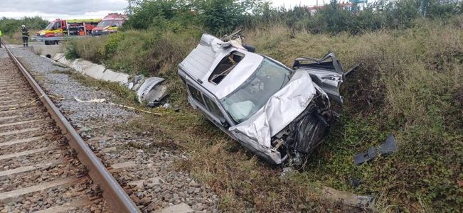 Suceava: Bărbat rănit după ce maşina în care se afla a fost lovită de tren la o trecere la nivel cu calea ferată / Victima, care suferise multiple traumatisme, scoasă de pompieri din autoturism - FOTO
