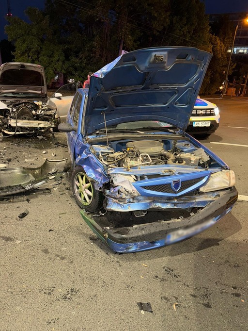 Accident în care au fost implicate patru maşini, în Timişoara. O persoană a fost rănită - FOTO