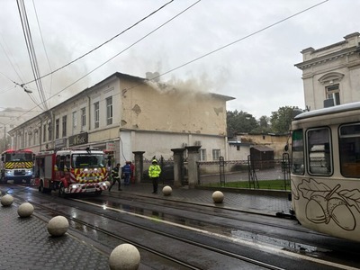 UPDATE - Incendiu la un apartament situat într-un bloc din centrul Iaşiului / Pompierii au tăiat acoperişul pentru a putea pătrunde în pod / Două locuinţe ale Primăriei, afectate / Circulaţia tramvaielor, reluată 