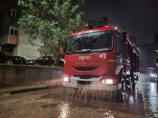 Cod roşu de ploi în Bucureşti – Pompierii au gestionat 38 de intervenţii / Un copac a căzut peste o maşină în care erau două persoane / Acestea au refuzat transportul la spital

