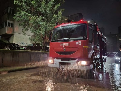 UPDATE - Avertizări de ploi abundente – Pompierii au intervenit în 64 de localităţi şi în Bucureşti, până la ora 10.00 / Roci căzute pe o maşină, vehicul aflat în deplasare, lovit de un copac / Persoane salvate din viituri / Precizările Apa Nova