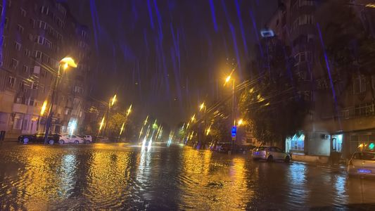Cod roşu de ploi în Constanţa – O maşină a fost luată de viitură / O persoană aşteaptă pe capotă de fie salvată / Ieşirea autobuzelor pe traseu, suspendată temporar - FOTO
