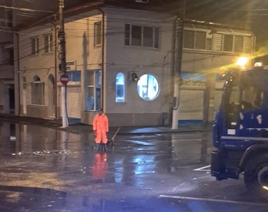 Cod roşu de ploi în Constanţa – Cantităţile de apă înregistrate în municipiu au depăşit 100 l/mp / Şoferii sunt rugaţi să evite deplasările / Intervenţii pe mai multe drumuri naţionale 


