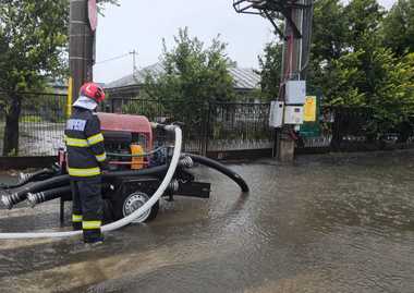 UPDATE - Cod roşu de ploi în Constanţa – O localitate este momentan izolată din cauza acumulării masive de apă şi a revărsării unui canal colector / Şase persoane au fost evacuate - VIDEO
