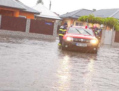 Cod roşu de ploi în Ialomiţa – Pompierii au intervenit pentru evacuarea apei din mai multe gospodării şi imobile, inclusiv de la Direcţia Generală a Finanţelor Publice Ialomiţa

