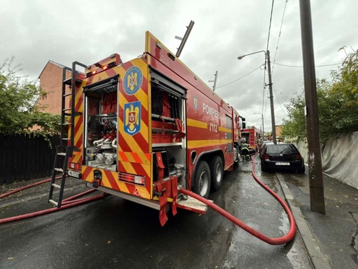 UPDATE - Incendiu de proporţii în Capitală  - Arde acoperişul mai multor locuinţe pe strada Mureşeni / Flacără deschisă şi fum dens / O persoană primeşte îngrijiri medicale / Focul este localizat