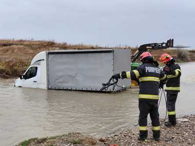 IGSU: Pompierii au intervenit pentru a scoate apa din 75 de imobile inundate în urma ploilor abundente / Circulaţia rutieră este închisă pe un drum naţional şi unul judeţean, ambele din Constanţa - FOTO
