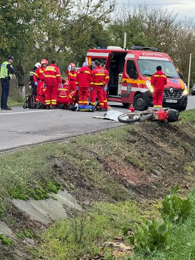 Mureş: Doi bărbaţi au murit după ce motocicleta pe care se aflau s-a ciocnit de o maşină care circula în faţă/ Ulterior, motocicleta a ajuns pe contrasens, izbindu-se de un alt autoturism