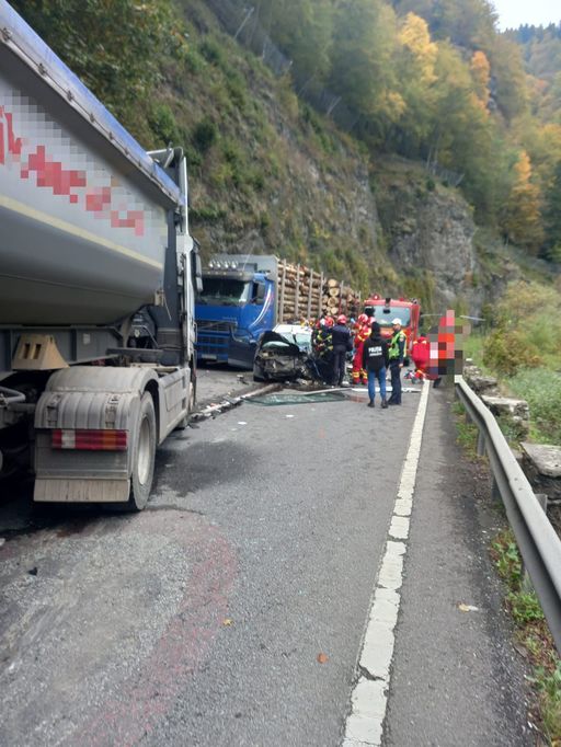 Mureş: O persoană, în stare gravă după ce autoturismul în care se afla s-a ciocnit cu un TIR, pe DN 15