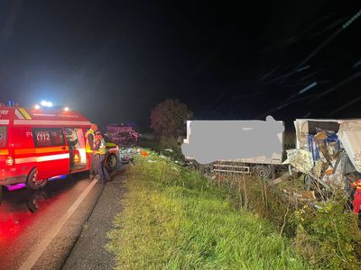 Mureş - Accident rutier între o autobasculantă şi un autocamion de curierat care transporta colete. Şoferul autocamionului a decedat - FOTO