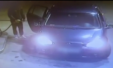 Un bărbat a intrat într-o benzinărie din Timişoara, a turnat carburant pe el şi pe maşina sa şi a ameninţat că dă foc / A fost oprit de un agent de pază / Bărbatul nu deţine permis şi era băut  - VIDEO