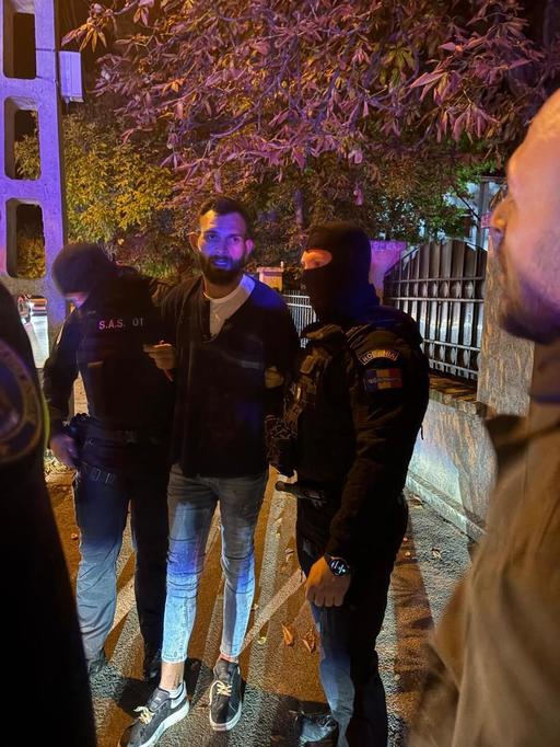 Tânărul care a evadat în timp ce era coborât din autospecială, a intrat în curtea unui bărbat de 82 de ani de unde a furat o bicicletă / Este cercetat pentru evadare şi furt