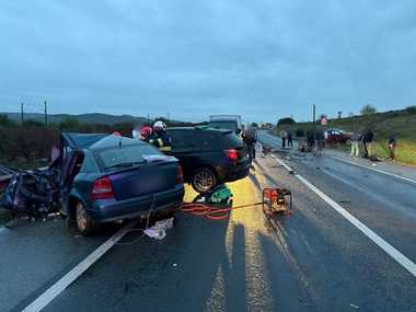 UPDATE - Accident în care au fost implicate trei autoturisme, pe DN 1C, în judeţul Cluj/ Cinci răniţi, încarceraţi/ Un bărbat a murit, alte şase persoane fiind transportate la spital - FOTO
