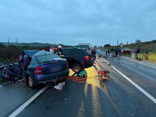 UPDATE - Accident în care au fost implicate trei autoturisme, pe DN 1C, în judeţul Cluj/ Cinci răniţi, încarceraţi/ Un bărbat a murit, alte şase persoane fiind transportate la spital - FOTO