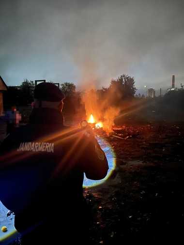 Bistriţa-Năsăud: Femeie amendată cu 30.000 de lei pentru incendierea necontrolată a deşeurilor, în apropierea unei magistrale de gaz - FOTO