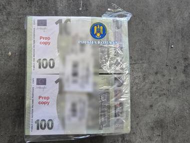 Poliţia Română, noi precizări în cazul bancnotelor confiscate: 227 de dosare penale, în 2025, cu privire la utilizarea de bancnote false / Deşi prezintă inscripţia ”prop copy”, sunt clasificate drept mijloc de contrafacere de către Banca Centrală Europeană