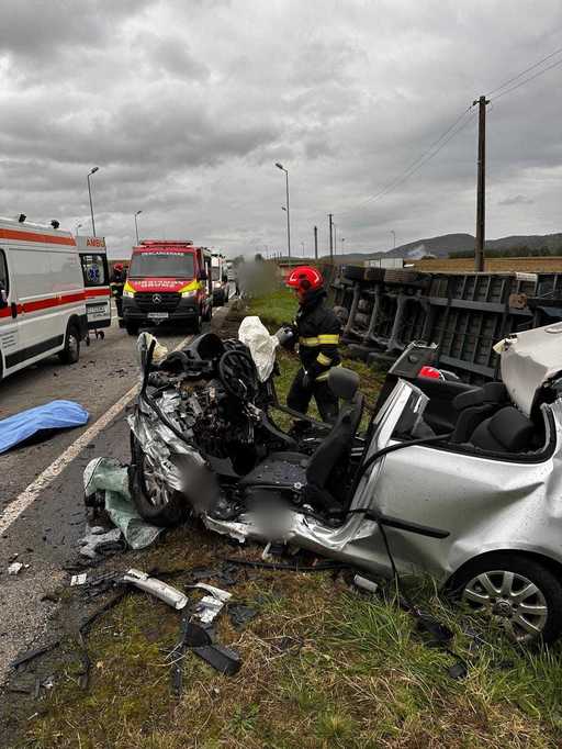 Doi tineri de aproximativ 25 de ani, morţi într-un accident rutier produs în judeţul Cluj / Maşina în care se aflau s-a ciocnit cu un camion care transporta cherestea - FOTO