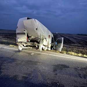 Giurgiu - Patru persoane rănite în urma unui accident dintre o autoutilitară şi un microbuz - FOTO