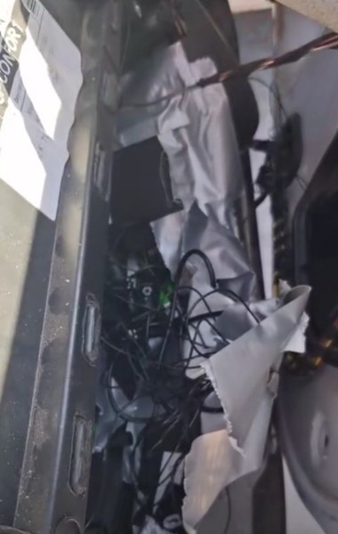 Sindicatul Europol afirmă că, după ce au simţit miros de ars şi au constatat că nu se deschid portierele autospecialei, doi poliţişti din Mehedinţi au găsit ”un sistem audio-video improvizat”/ Val de ironii după postare: ”Vrăjeală ieftină” - VIDEO
