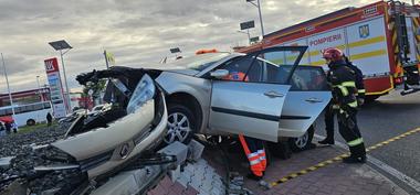 Iaşi: Două persoane, rănite după ce o maşină a ieşit de pe şosea şi a urcat pe un sens giratoriu, la Târgu Frumos - FOTO