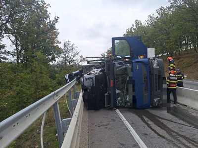 UPDATE - Mehedinţi: Traficul rutier, blocat pe DN 6, după ce un TIR care transporta autoturisme s-a răsturnat - FOTO
