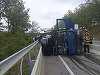UPDATE - Mehedinţi: Traficul rutier, blocat pe DN 6, după ce un TIR care transporta autoturisme s-a răsturnat - FOTO