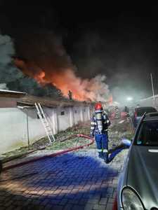 Suceava: Incendiu puternic la două hale, în comuna Dumbrăveni/ Intervin pompieri din două judeţe - FOTO, VIDEO