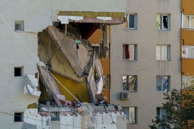 UPDATE - Explozie extrem de puternică într-un bloc din Sectorul 5/ Trei persoane au murit/ 15 răniţi, la spital/ Un alt bloc şi liceul din apropiere au fost afectate / Precizări ANRE şi Distrigaz / Mesajul preşedintelui Dan - FOTO, VIDEO