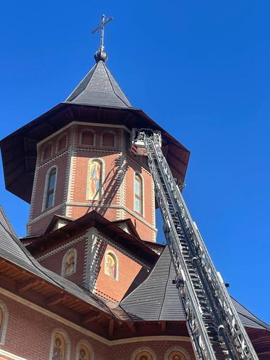 Neamţ: Pompierii intervin pentru îndepărtarea unor elemente de construcţie în pericol să cadă de pe turla unei biserici din Humuleşti 