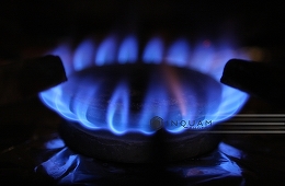 Locuitorii unui bloc din Târgu Mureş au solicitat intervenţia autorităţilor după ce pe scara imobilului s-a simţit miros de gaz. Pompierii au constatat scurgeri de gaz „minore”, alimentarea în bloc fiind sistată
