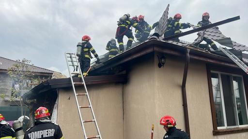 UPDATE - Ilfov: Incendiu la o construcţie învecinată cu un cămin pentru vârstnici /  În incinta magaziei a fost identificată o persoană decedată - FOTO

