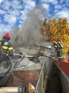 Un incendiu a avariat două locuinţe din municipiul Galaţi. Pompierii au stabilit că, cel mai probabil focul a pornit de un coş de fum neizolat corespunzător
