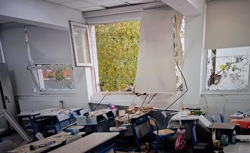 EXPLOZIE ÎN CAPITALĂ - Raport ISC, despre pagubele la Liceul Bolintineanu: A fost afectat stâlpul de beton armat în care a fost proiectat panoul blocului. Avarii la  ferestrele şi plafoanele suspendate. Nu există risc de colaps