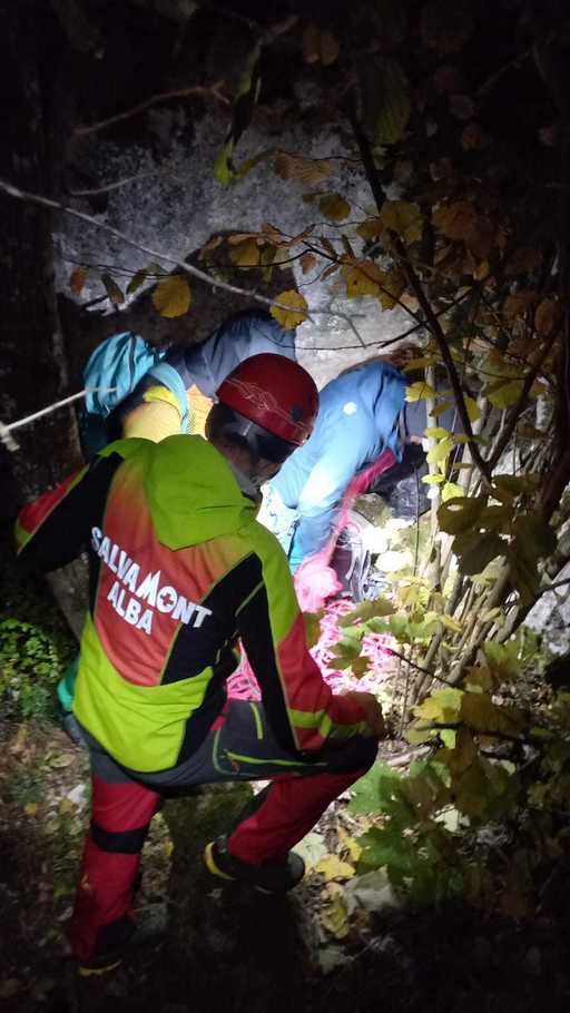 Alba: Acţiune dificilă, pe timp de noapte, a Salvamont pentru coborârea a doi alpinişti care au pornit seara pe un traseu de escaladă
