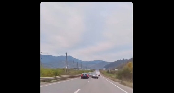 Suceava: Şofer sancţionat după ce a fost filmat în timp ce face o depăşire riscantă, şoferul de pe contrasens fiind cel care evită coliziunea frontală - VIDEO
